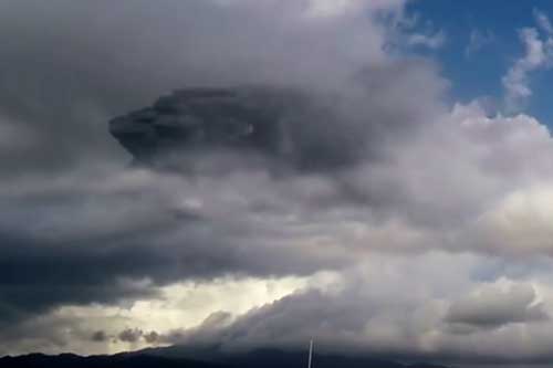 UFO khổng lồ của người ngoài hành tinh xuất hiện trên bầu trời Peru