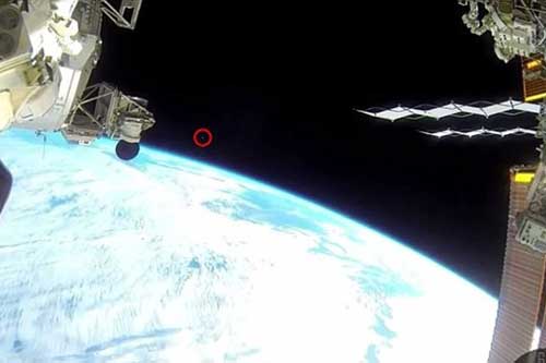 UFO xuất hiện trong video trực tiếp từ trạm vũ trụ quốc tế ISS
