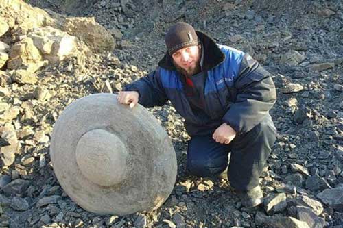 Phát hiện vật thể lạ có hình UFO chôn sâu dưới lòng đất tại Nga