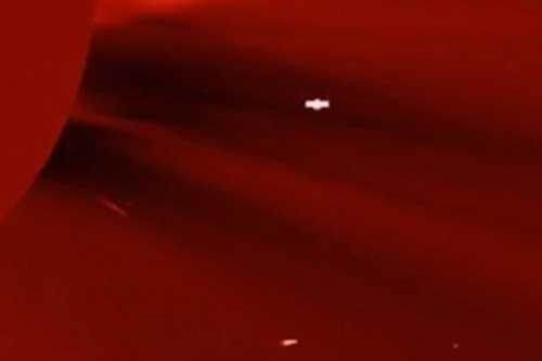 Phát hiện vật thể lạ nghi là UFO bay ngang qua Mặt Trời