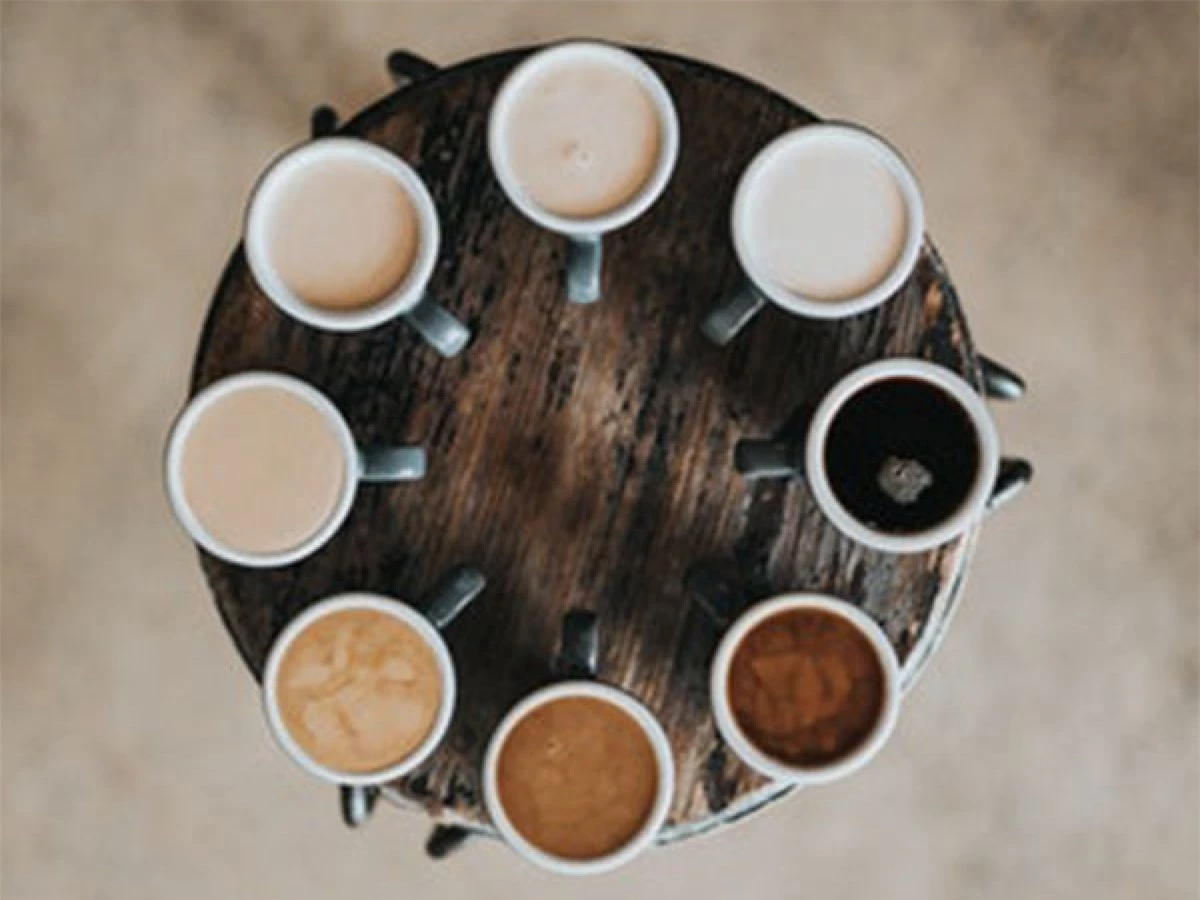 Sử dụng quá nhiều caffeine: Uống quá nhiều cà phê và các thức uống chứa caffeine khác có thể kích thích hệ thần kinh, gây căng thẳng, dẫn đến sản sinh cortisol. Điều này sẽ gây ức chế hệ miễn dịch của cơ thể.