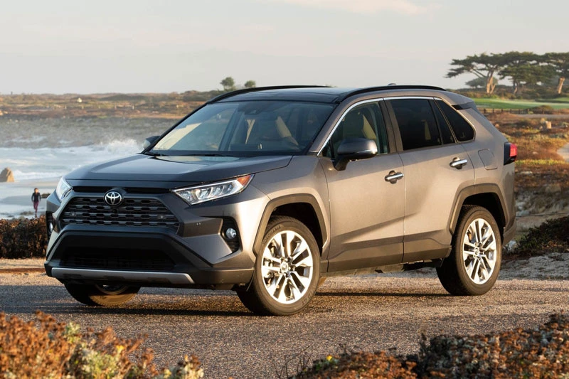 2. Toyota RAV4 (doanh số: 35.813 chiếc).