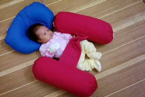 Mẹ dùng gối chặn cho con theo cách này là sai, đây mới là cách làm đúng