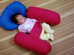 Mẹ dùng gối chặn cho con theo cách này là sai, đây mới là cách làm đúng