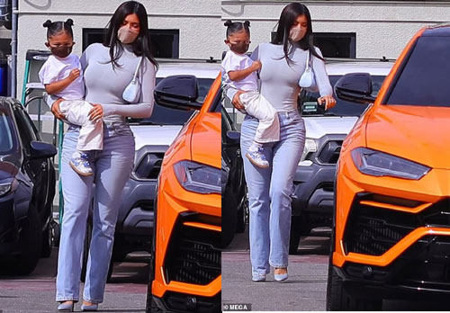 Em gái Kim lại gây sốt với vóc dáng hoàn hảo: 'Đưa con đi chơi có cần gợi cảm thế này không?'