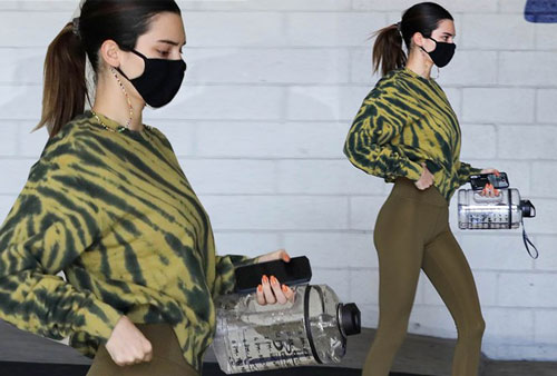 'Siêu mẫu đắt giá nhất thế giới' mặc legging dáng đẹp như tạc tượng trên phố