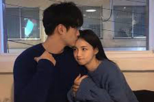 Cầm điện thoại của bạn gái, chàng trai chết điếng với 4 chữ hiện trên màn hình và thái độ không tưởng khi phát hiện bản thân bị "cắm sừng" đầy đau đớn!