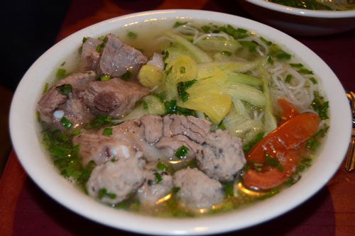 Cách nấu bún sườn chả lụa cực ngon cho bữa sáng