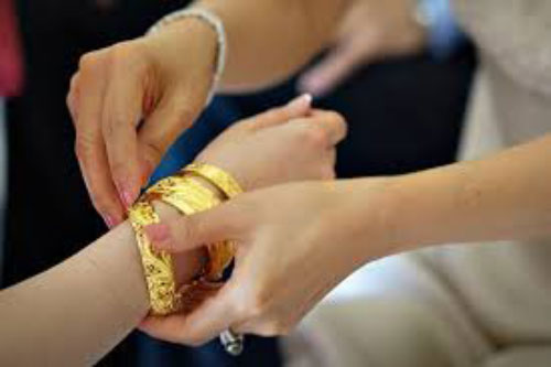 Ngày cưới, mẹ chồng tặng tôi chiếc lắc tay vàng nhưng tôi đã rất sốc khi biết chủ nhân thật sự của nó