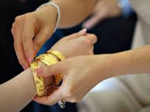 Ngày cưới, mẹ chồng tặng tôi chiếc lắc tay vàng nhưng tôi đã rất sốc khi biết chủ nhân thật sự của nó