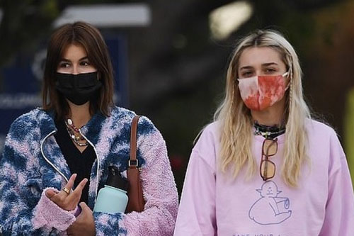 Kaia Gerber diện trang phục thoải mái khi ra phố mua sắm