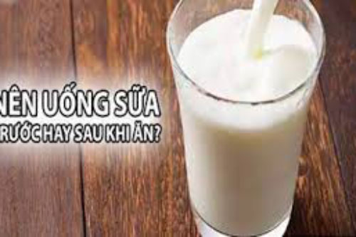 Nên cho trẻ uống sữa trước hay sau ăn sáng mới đúng?