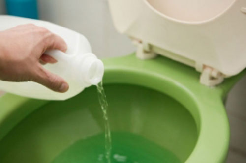 Mách bạn những mẹo nhỏ làm sạch nhà vệ sinh không cần kì cọ mà vẫn sáng bóng hết mùi hôi