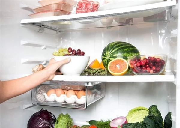 Ăn dưa hấu để trong tủ lạnh không đúng cách phải cắt bỏ 70cm ruột