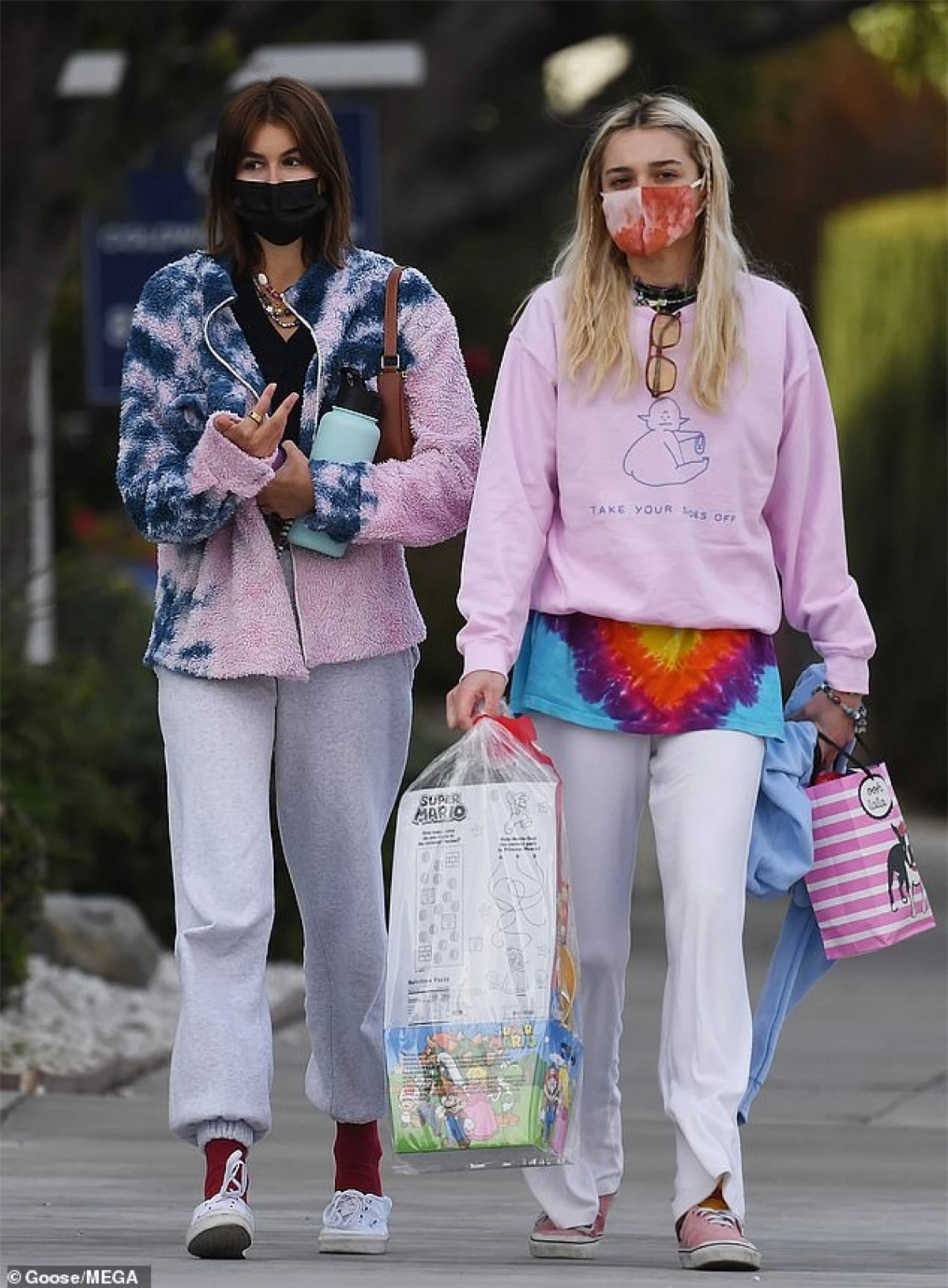 Kaia Gerber vui vẻ đi mua sắm để chuẩn bị cho bữa tiệc sinh nhật của một người bạn ở Los Angeles hôm 11/3.
