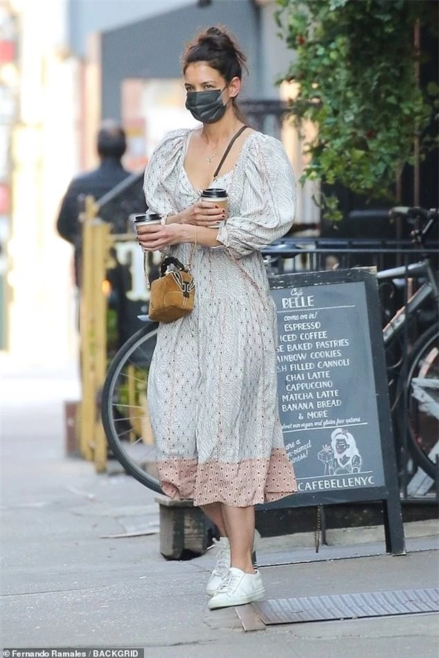 Katie Holmes trẻ trung bất ngờ trên phố với váy boho trễ nải - ảnh 4