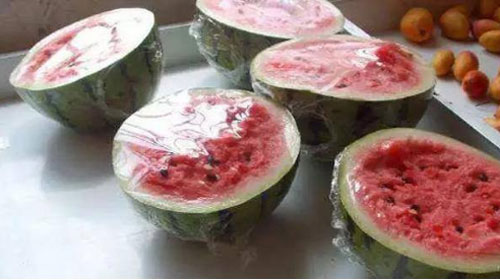 Ăn dưa hấu để trong tủ lạnh không đúng cách phải cắt bỏ 70cm ruột