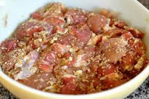 Khi ướp thịt chỉ cần cho thêm thứ này đảm bảo ăn thơm ngon hơn ngoài hàng