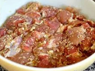Khi ướp thịt chỉ cần cho thêm thứ này đảm bảo ăn thơm ngon hơn ngoài hàng