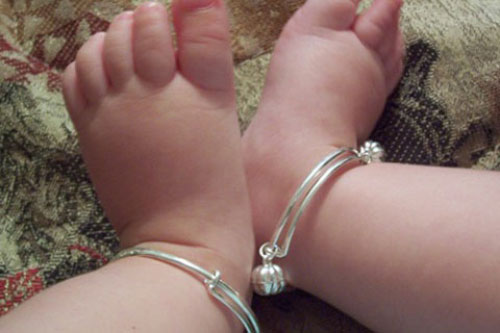 Nguy hiểm từ việc đeo vòng bạc tránh gió cho con các mẹ cần biết