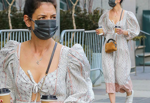 Katie Holmes trẻ trung bất ngờ trên phố với váy boho trễ nải