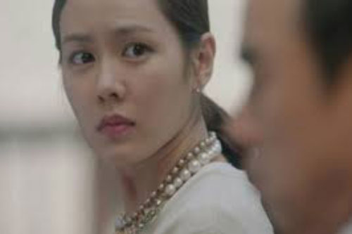 Đang cãi nhau vì chuyện con không giống bố thì mẹ chồng ập vào nghiêm mặt quát một câu khiến chúng tôi kinh sợ