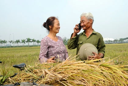 Điện thoại di động và internet không còn xa lạ ở nông thôn