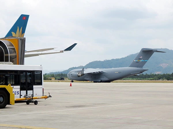 Máy bay quân sự nước ngoài hạ cánh tại sân bay Đà Nẵng