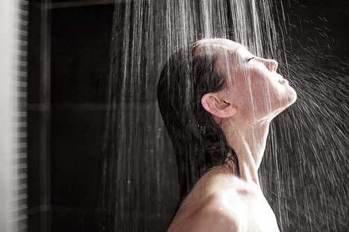 Tranh cãi tắm đêm có gây đột quỵ không? Câu trả lời của chuyên gia khiến nhiều người 'sốc nặng'