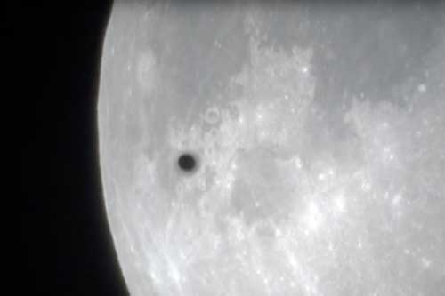 UFO bí ẩn vụt qua siêu Trăng?