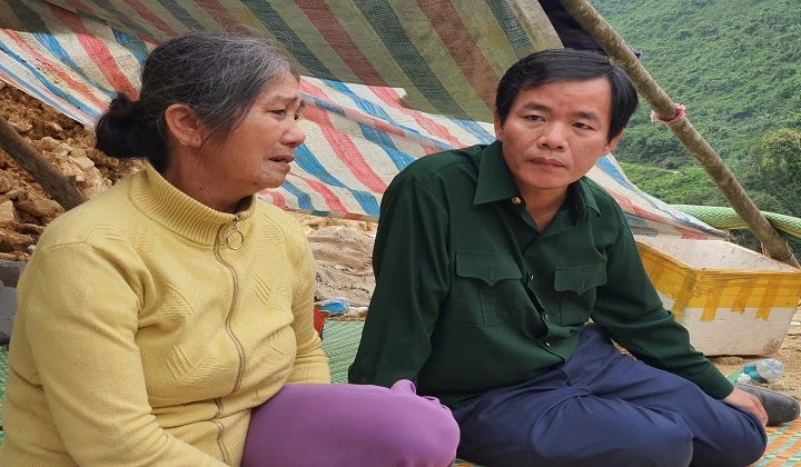Phó Chủ tịch UBND tỉnh Thừa Thiên Huế Nguyễn Văn Phương gặp gỡ, an ủi, động viên thân nhân gia đình các nạn nhân còn mất tích tại Thuỷ điện Rào Trăng 3. 