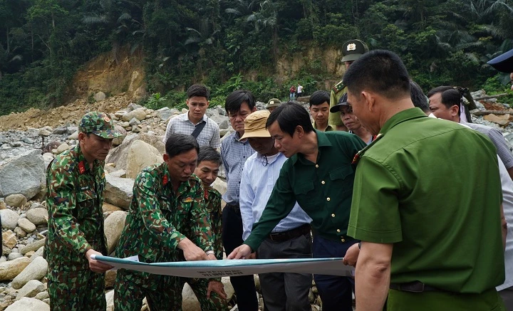 Lực lượng chức năng tỉnh Thừa Thiên Huế khảo sát hiện trường, lên phương án tìm kiếm các nạn nhân còn mất tích.
