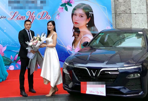 Diễn viên Lâm Vỹ Dạ tậu thêm xế mới giá hơn 1 tỷ đồng