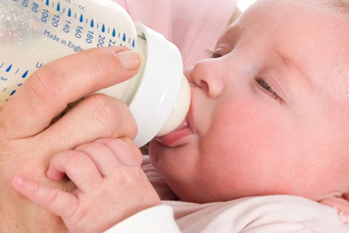 Mẹ cần lưu ý gì khi bổ sung sữa công thức cho con lúc mới sinh?