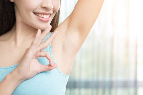Mách bạn 3 cách khử thâm vùng nách siêu rẻ để thoải mái diện đồ mùa hè
