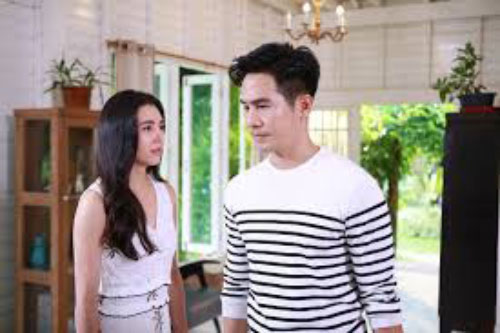 Trong lúc 'ân ái' với ông xã, tôi bấu vào đệm giường thì bất chợt phát hiện vật lạ lòi ra khiến bí mật sốc óc bại lộ