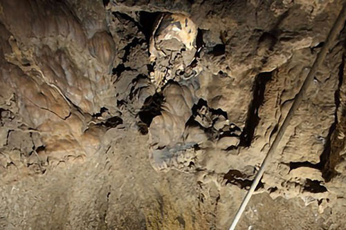 Bí ẩn hài cốt cô gái 5.400 tuổi gắn vào vách hang động