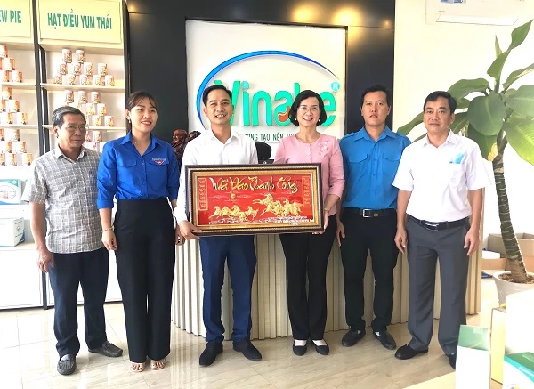 Phó Chủ tịch UBND tỉnh Bình Phước Trần Tuyết Minh (thứ ba, từ phải sang) thăm, động viên Công ty TNHH Vinahe.