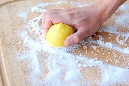 4 cách làm sạch thớt gỗ siêu nhanh, đánh bay vi khuẩn hiệu quả