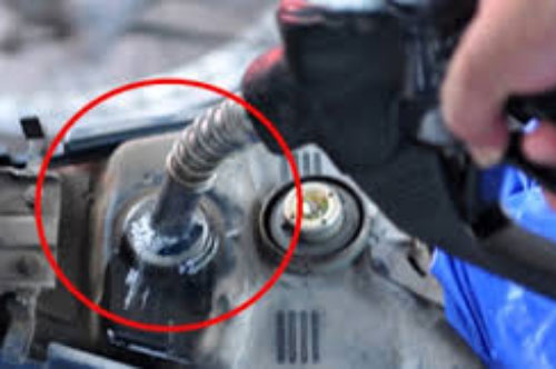 Đổ xăng đầy bình - sai lầm tai hại khiến chị em bị "móc túi" mà không hề biết