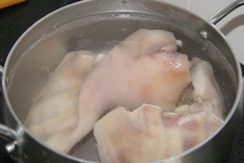 Luộc tai heo vừa trắng lại giòn chỉ cần cho thêm 1 thứ này vào nồi, chất dinh dưỡng cũng được nhân đôi