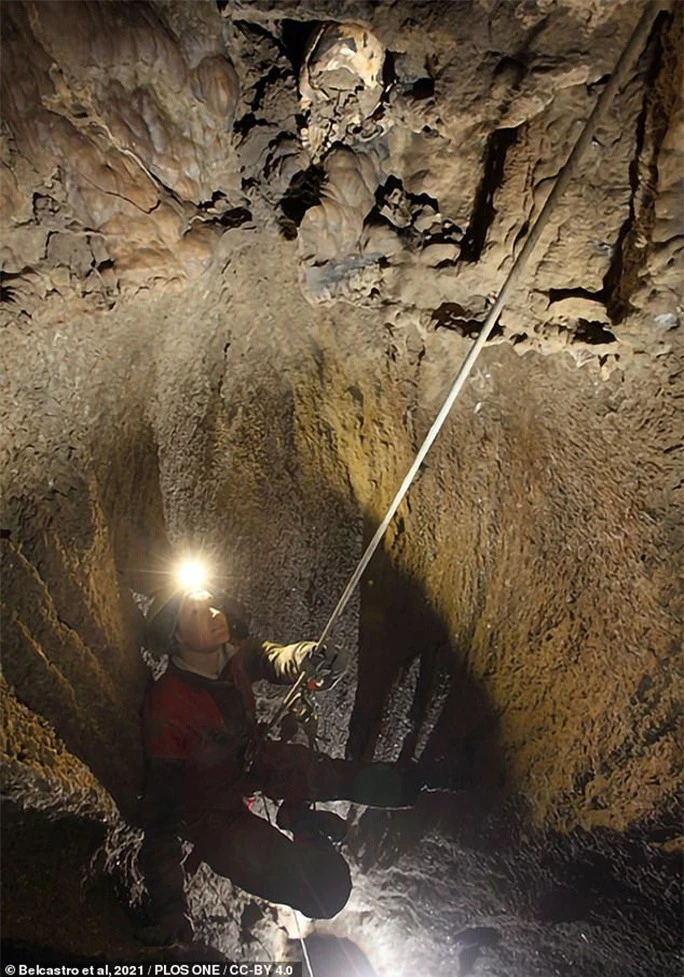 Bí ẩn hài cốt cô gái 5.400 tuổi gắn vào vách hang động - Ảnh 1.