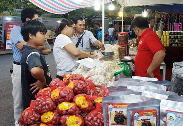 Hội chợ hàng nông sản tại huyện Hòa Vang (Đà Nẵng), nơi sẽ xây dựng Chợ Đầu mối Hòa Phước 