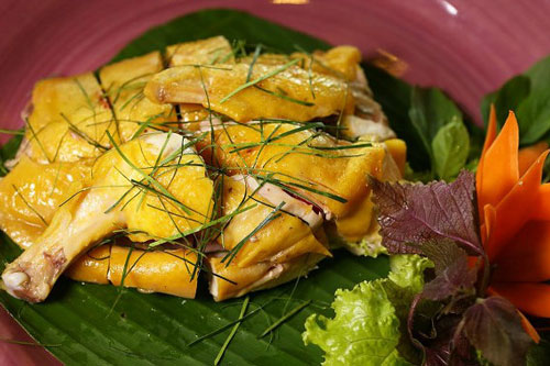 Luộc gà vàng ươm căng bóng, da giòn thịt ngọt chỉ cần dùng đúng 1 thứ này, đầu bếp nhà hàng cũng phải "nể"