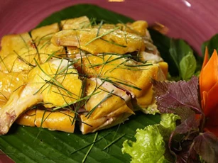 Luộc gà vàng ươm căng bóng, da giòn thịt ngọt chỉ cần dùng đúng 1 thứ này, đầu bếp nhà hàng cũng phải "nể"