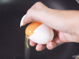 Mách bạn cách đập trứng bằng một tay như đầu bếp chuyên nghiệp