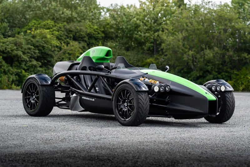 2. Ariel Atom 4 (trọng lượng: 595 kg).