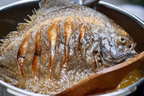 Sai lầm khi rán cá khiến món ăn mất chất, kém ngon lại có mùi khó chịu