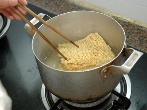 Cách chế biến mì tôm giảm nguy cơ ung thư