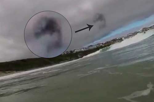 Bất ngờ ghi được hình UFO kỳ quái lượn lờ trên bầu trời Anh